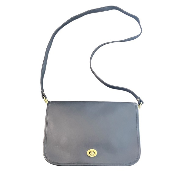 Hunt Club Handbags - VINTAGE Hunt Club Black Leather Turn Lock Cross body Bag